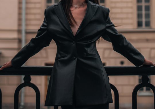 Tinuta „Black Tie” pentru femei: ghidul eleganței
